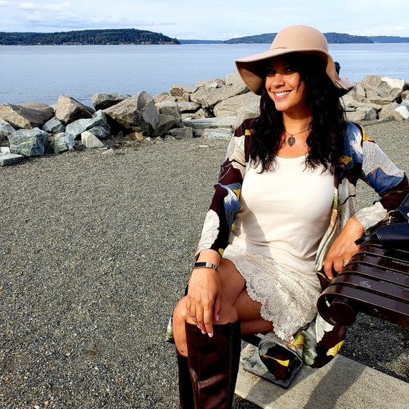 Meet your Posher, Elissa - Picture 2 of 3